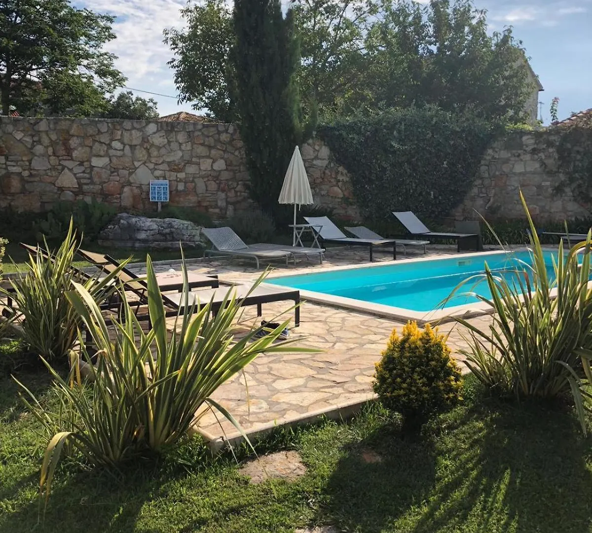 Domos Selene Casa Luna Tinjan Bed and Breakfast